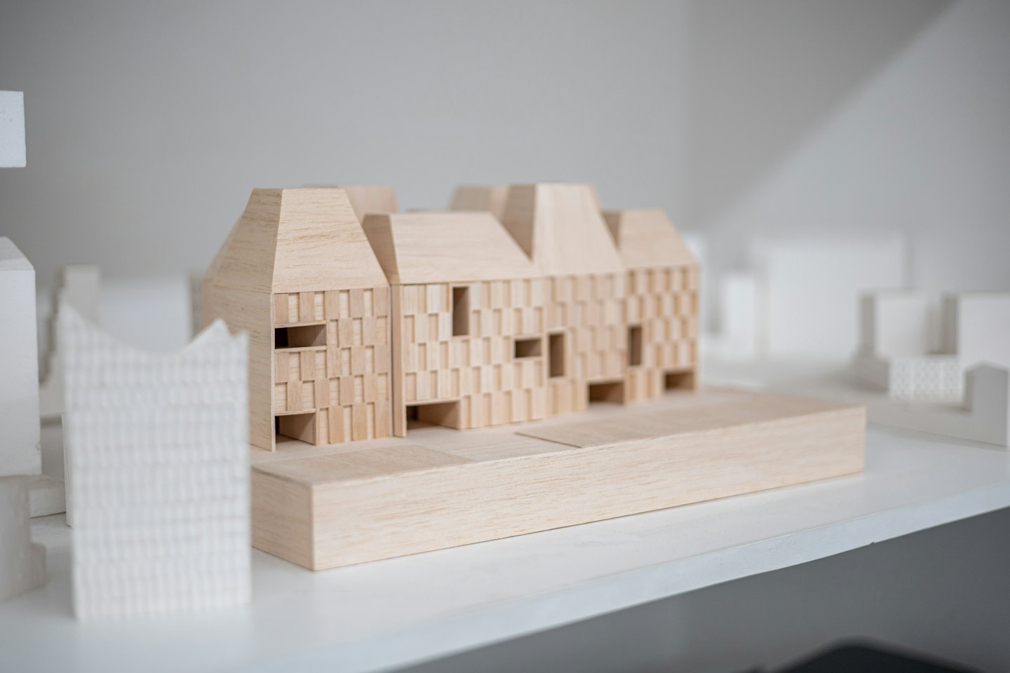 Träarkitekturmodell av en flerbostadsbyggnad i studio.